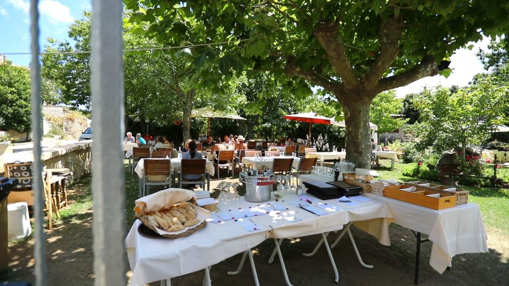 Déjeuner dans le jardin de l'hôtel Solemonti à Quenza